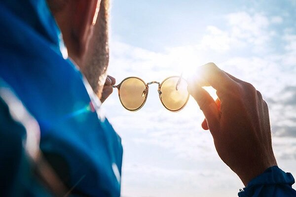 چگونه با یک عینک آفتابی استاندارد چشمان‌ و پوستتان را محافظت کنید؟