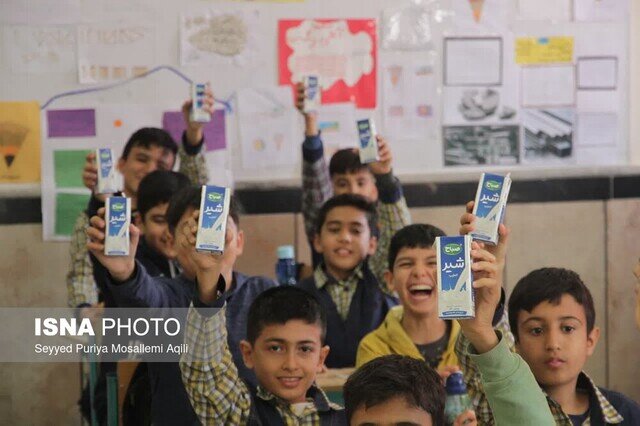 توزیع شیر رایگان در مدارس یزد با تمرکز بر مناطق کم‌برخوردار آغاز شد