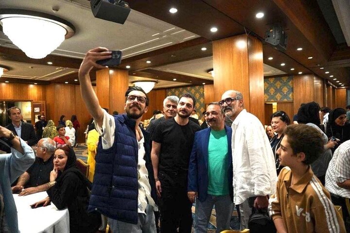 «شب همدلی» با حضور هنرمندان و خانواده‌های آسیب‌دیده جنگ برگزار شد؛ جان هنرمندان به ایران و مردمش گره خورده است